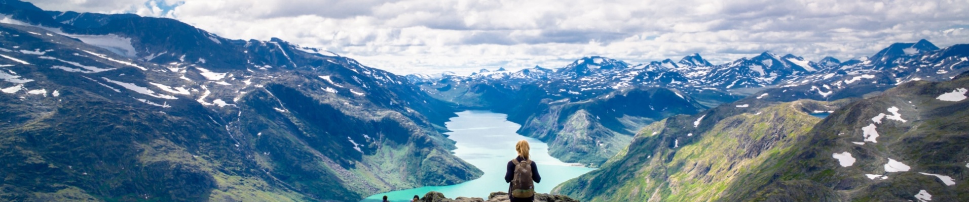 Femme randonnant dans les fjords en Norvège
