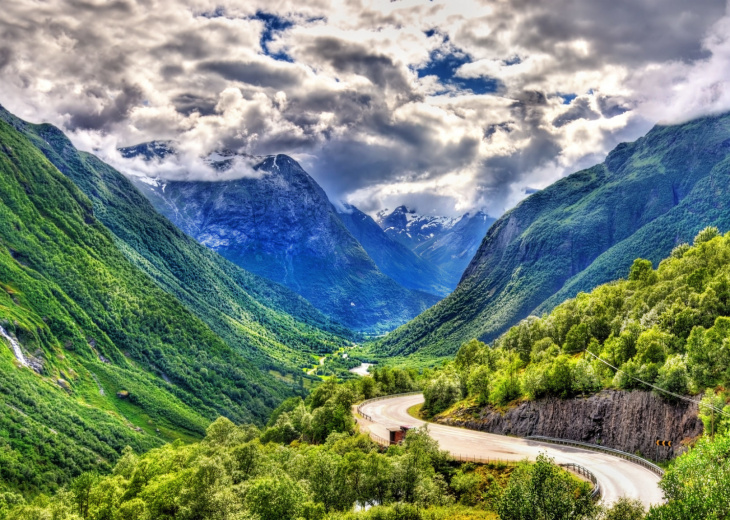 Route en Norvège dans la région de Stryn