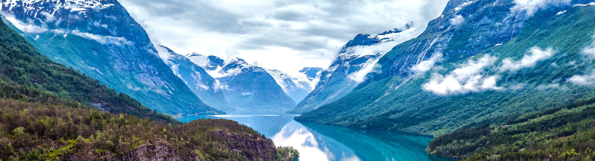 Paysage d'un fjord en Norvège vu du ciel