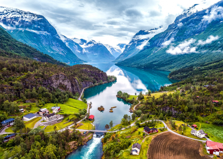 Paysage d'un fjord en Norvège vu du ciel