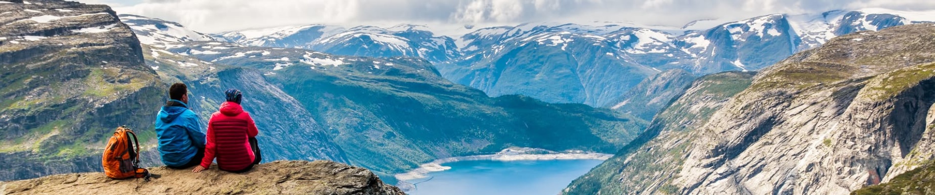 Couple regardant le Trolltunga en Norvège