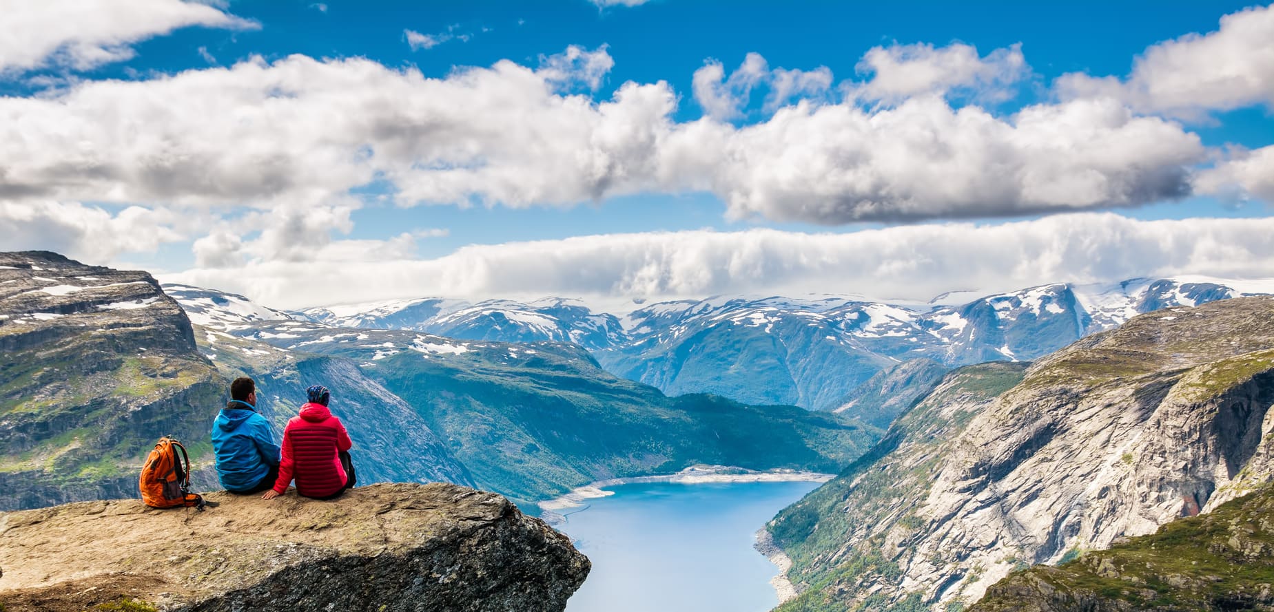 Couple regardant le Trolltunga en Norvège