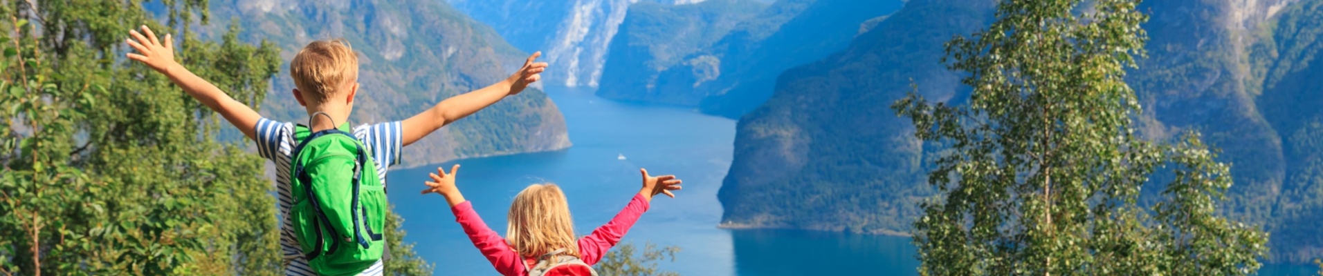 Enfants en Norvège devant un fjord