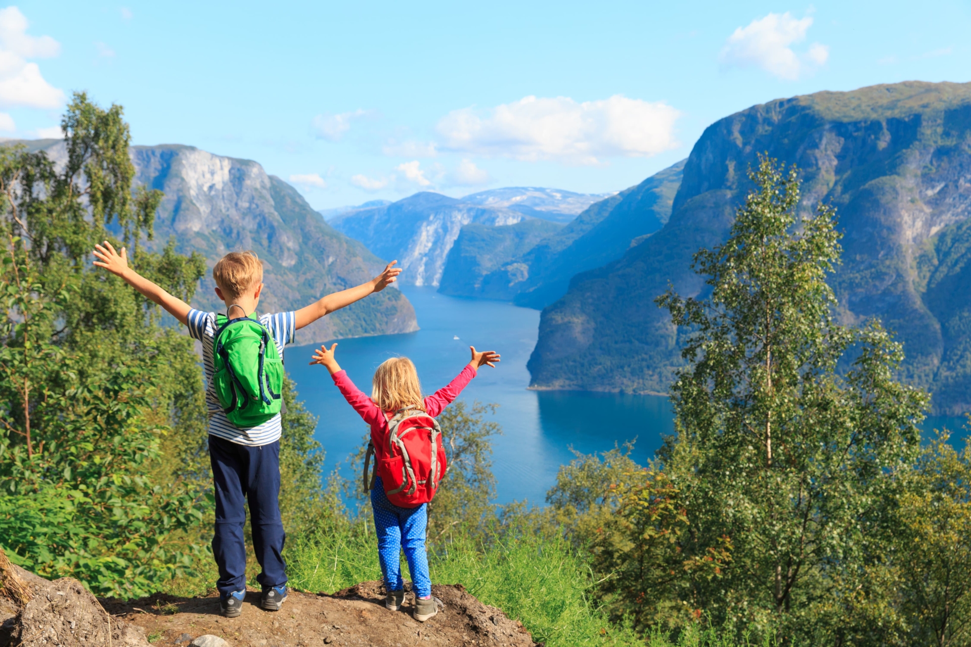 Enfants en Norvège devant un fjord