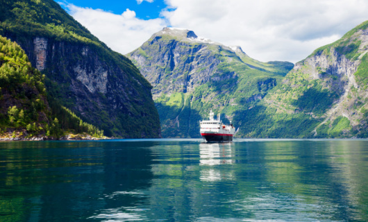 Bateau de croisière sur le Geirangerfjord