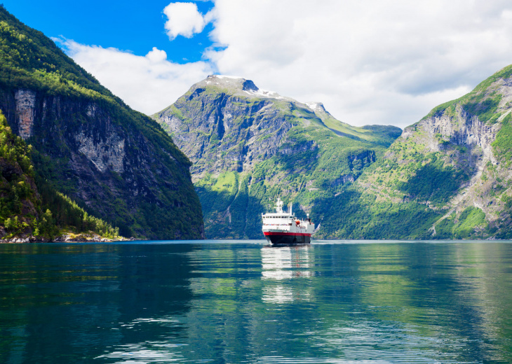 Bateau de croisière sur le Geirangerfjord