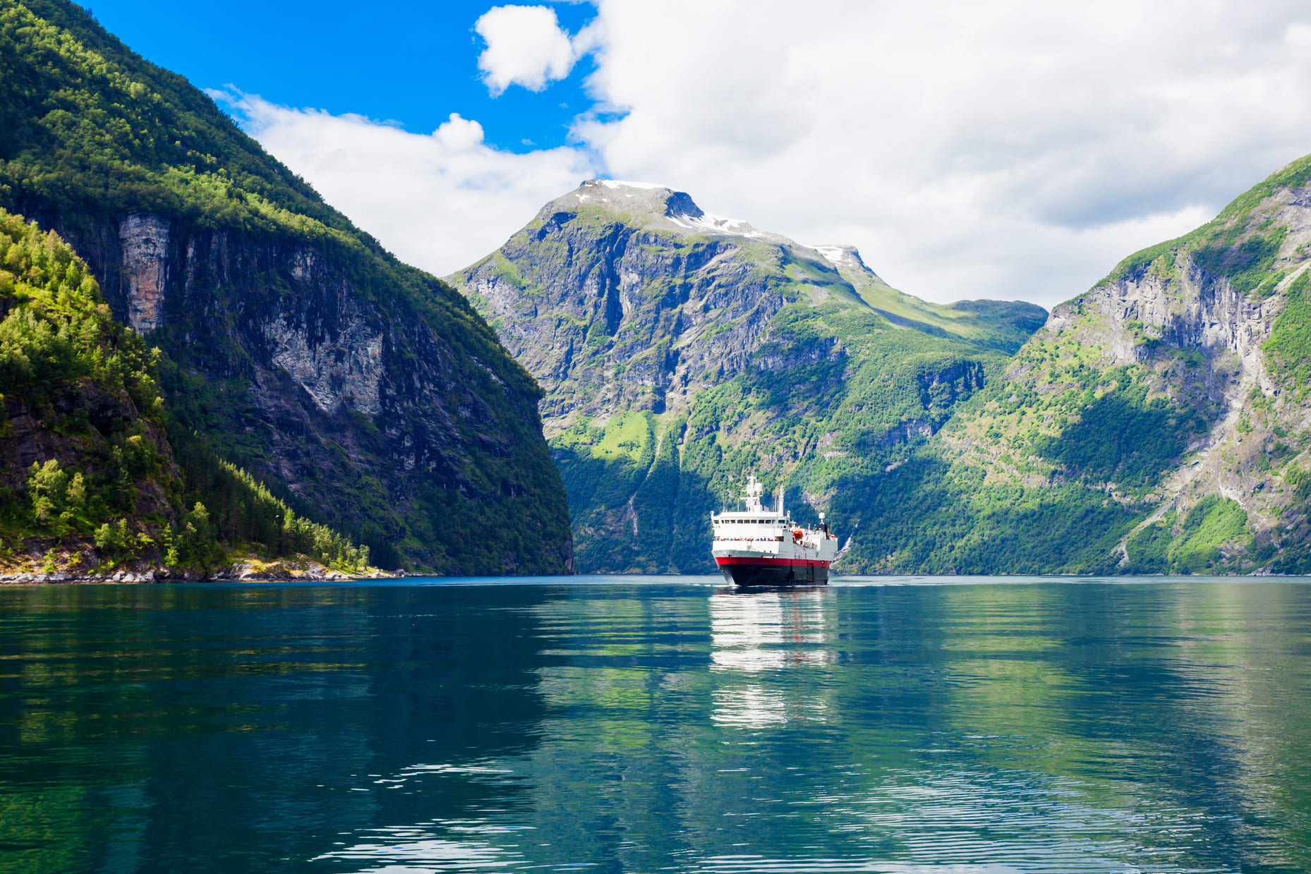 Bateau de croisière sur le Geirangerfjord