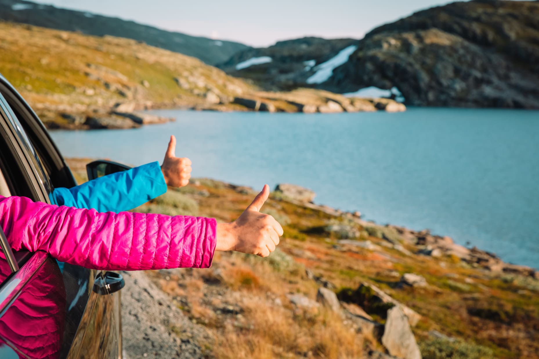 Bras sortis par la fenêtre d'une voiture en Norvège