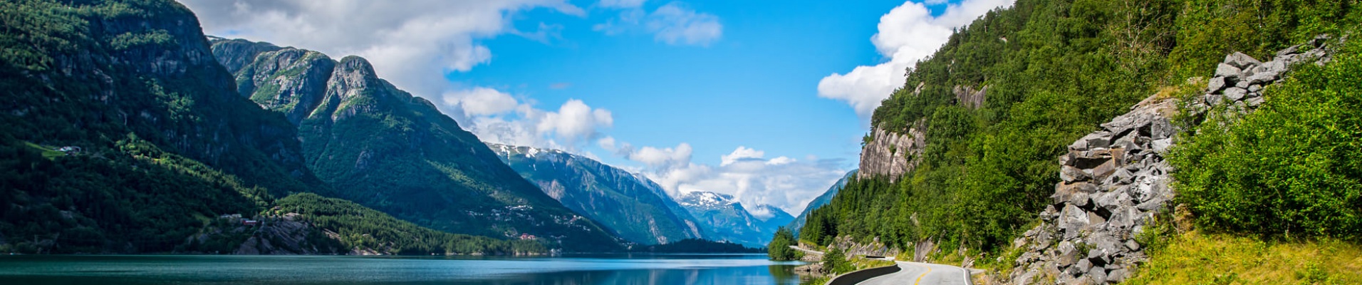 Route le long d'un fjord en Norvège