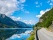 Route le long d'un fjord en Norvège