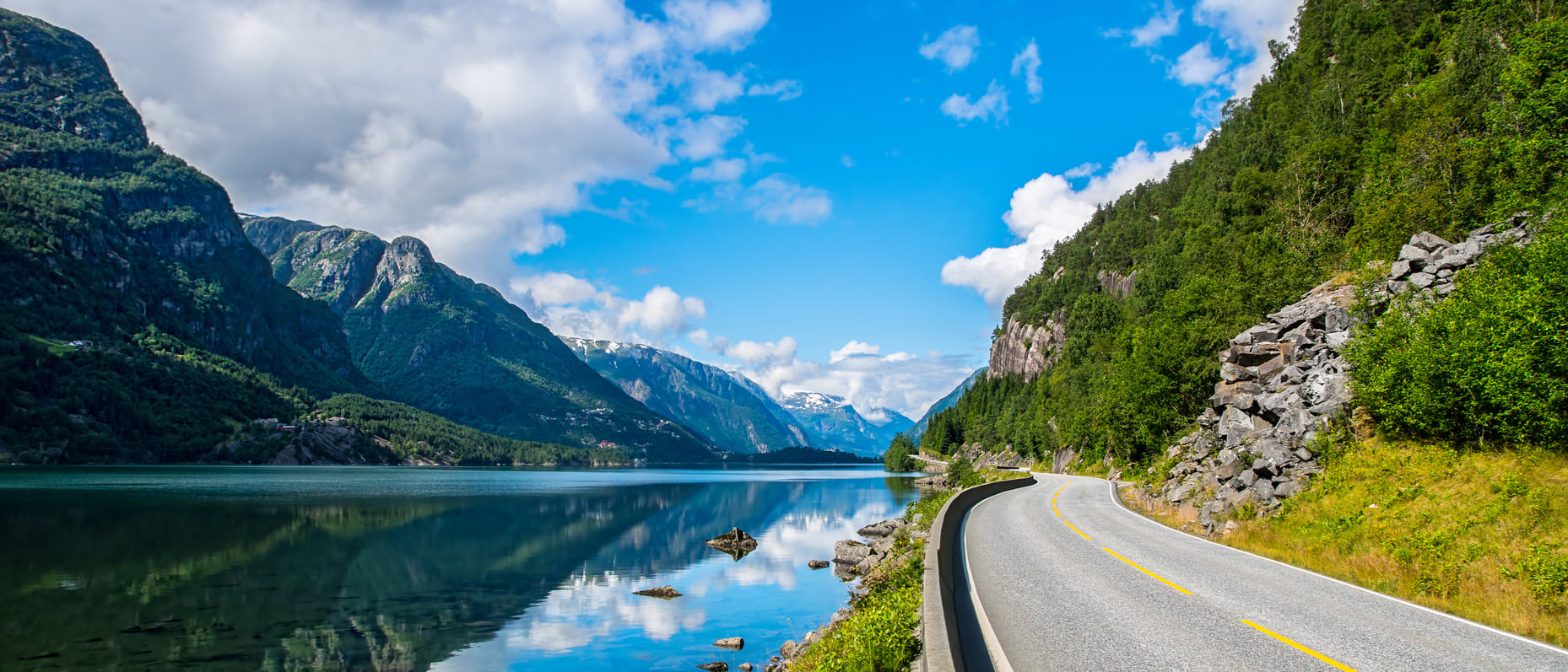 Route le long d'un fjord en Norvège