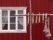 Maison traditionnelle norvégienne et poissons séchés