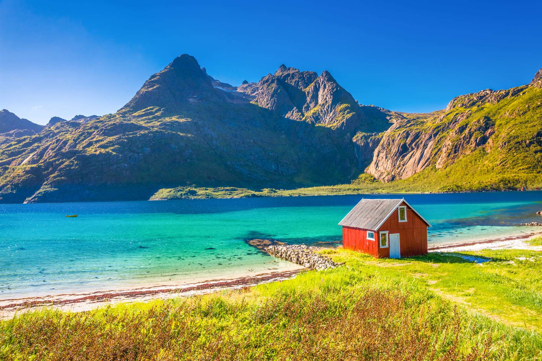 Petite maison en bois au bord du Trollfjord