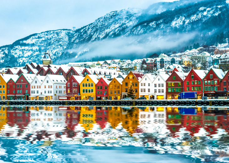 Le quartier de Bryggen à Bergen sous la neige