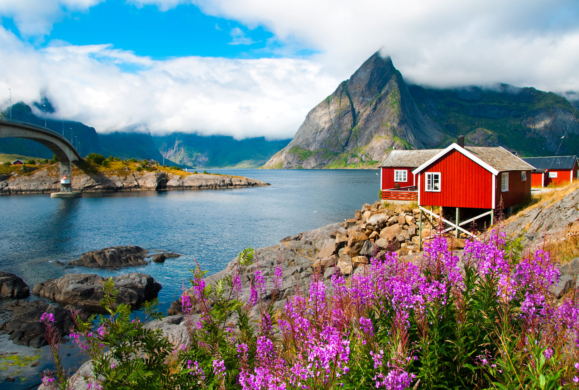 Maisons traditionnelles sur pilotis dans les Lofoten