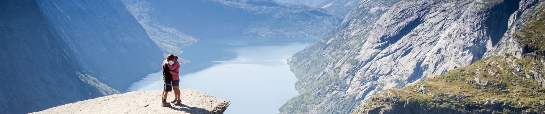 Amoureux sur le Trolltunga