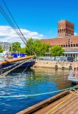 Vue de la mairie d'Oslo depuis le port