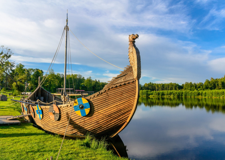 Bateau Vikking dans un paysage de Norvège