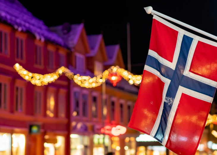 Drapeau norvégien dans les rues animées de Norvège