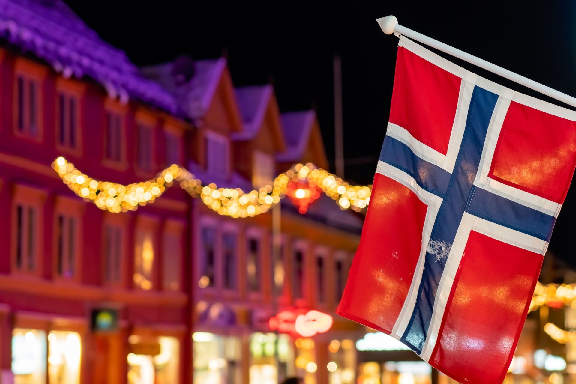 Drapeau norvégien dans les rues animées de Norvège