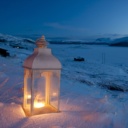 Lanterne éclairée dans la neige au crépuscule
