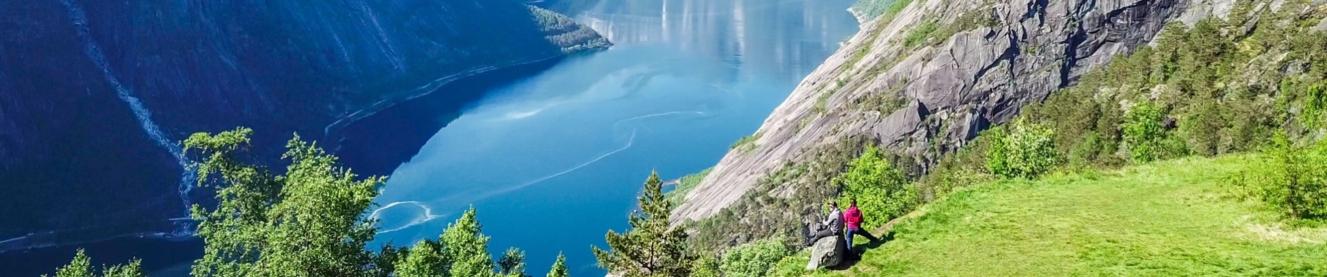 Couple profitant de la vue majestueuse de l'Eidfjord