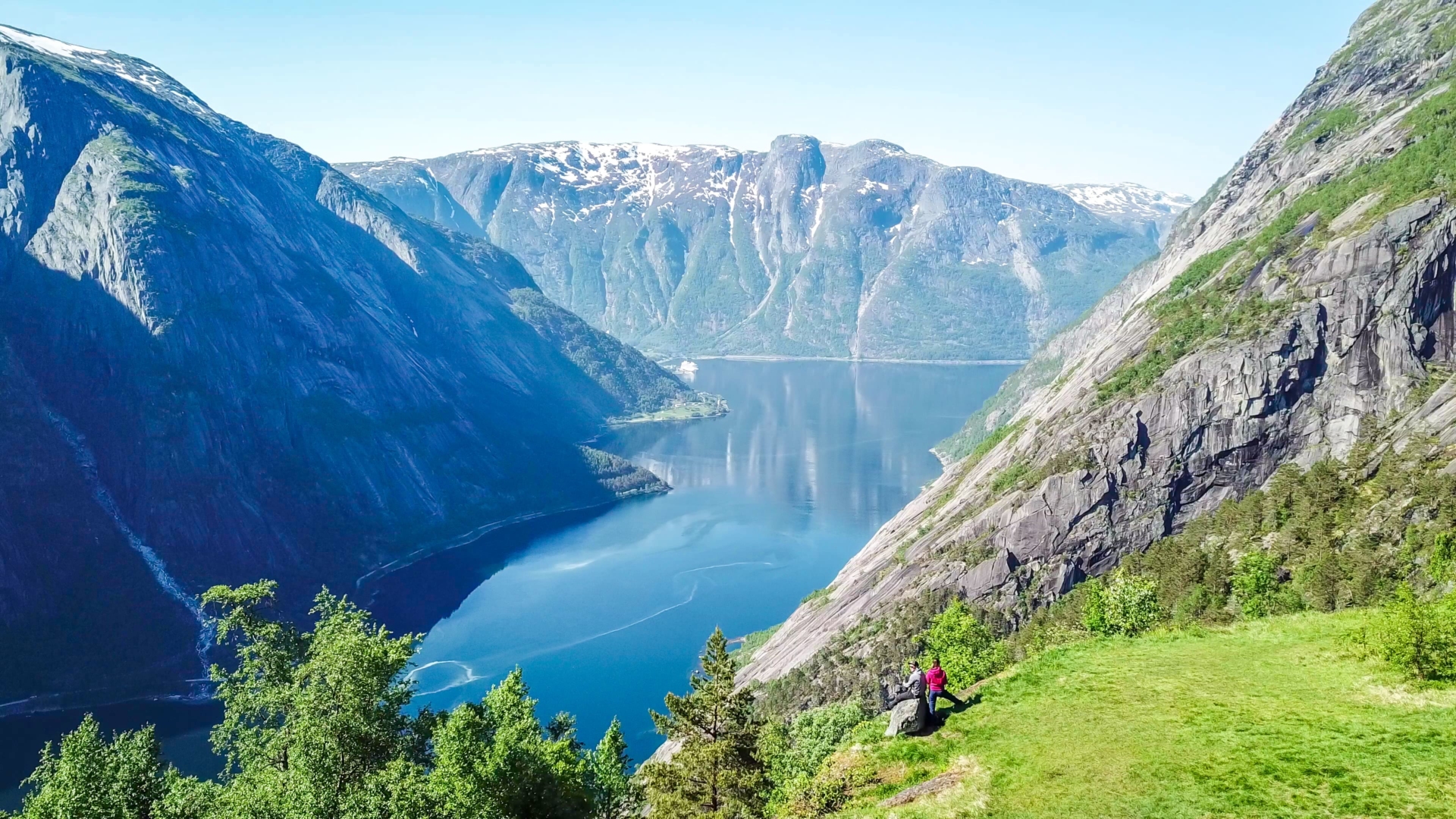 Couple profitant de la vue majestueuse de l'Eidfjord