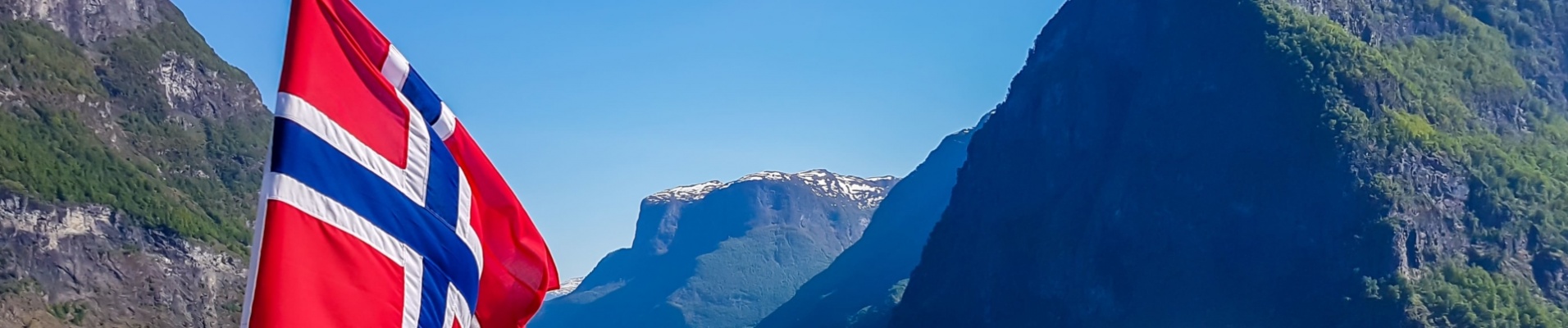 Drapeau norvégien flottant au coeur des fjords