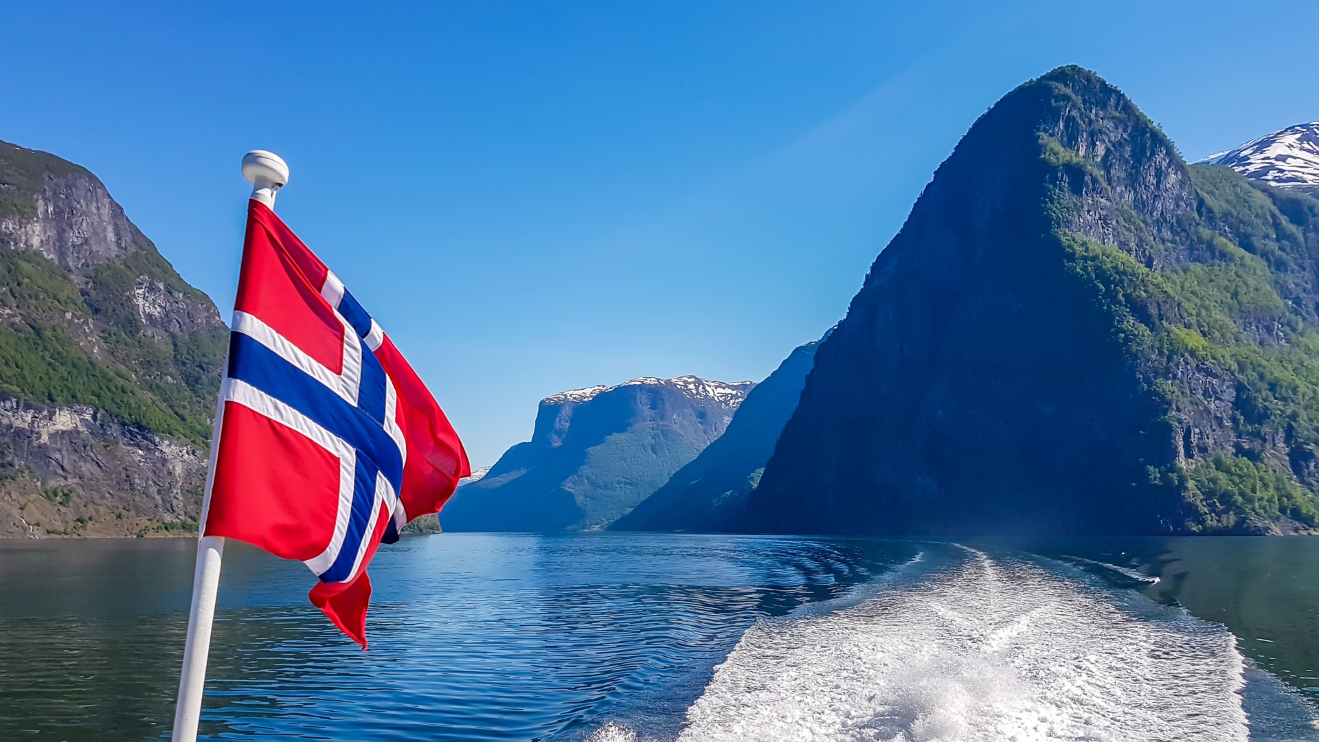 Drapeau norvégien flottant au coeur des fjords