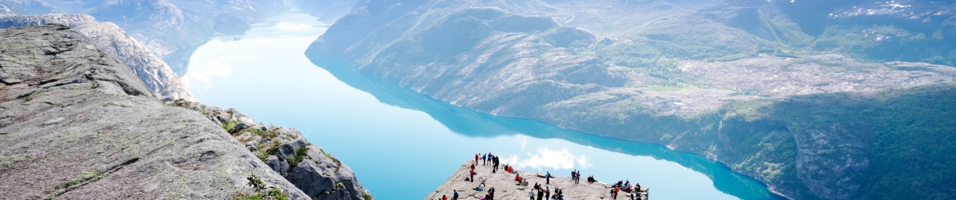 Vue sur la falaise Preikestolen et le fjord de Lyse en Norvège