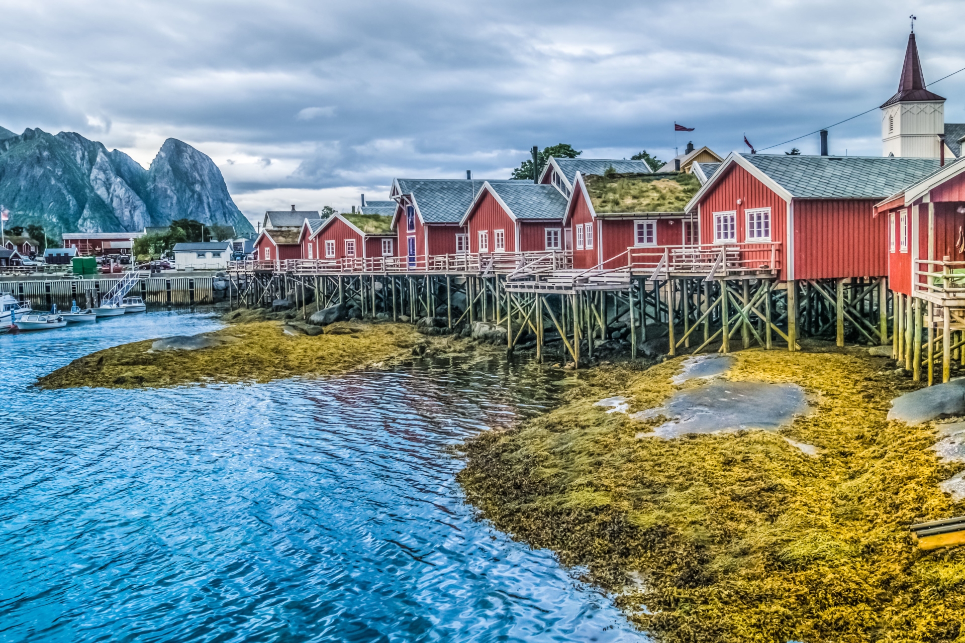 Ville pittoresque de Reine aux Lofoten en Norvège