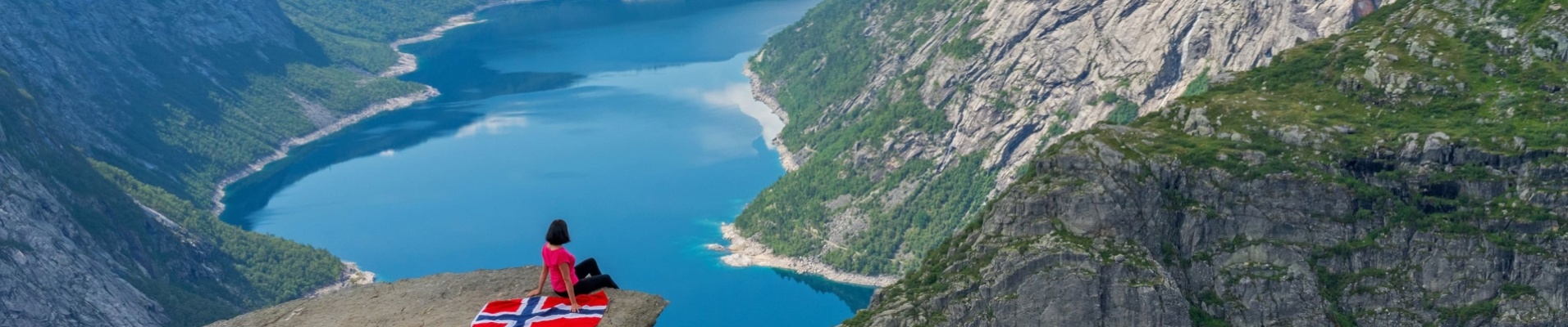 Femme posant sur le point de vue de Trolltunga rock