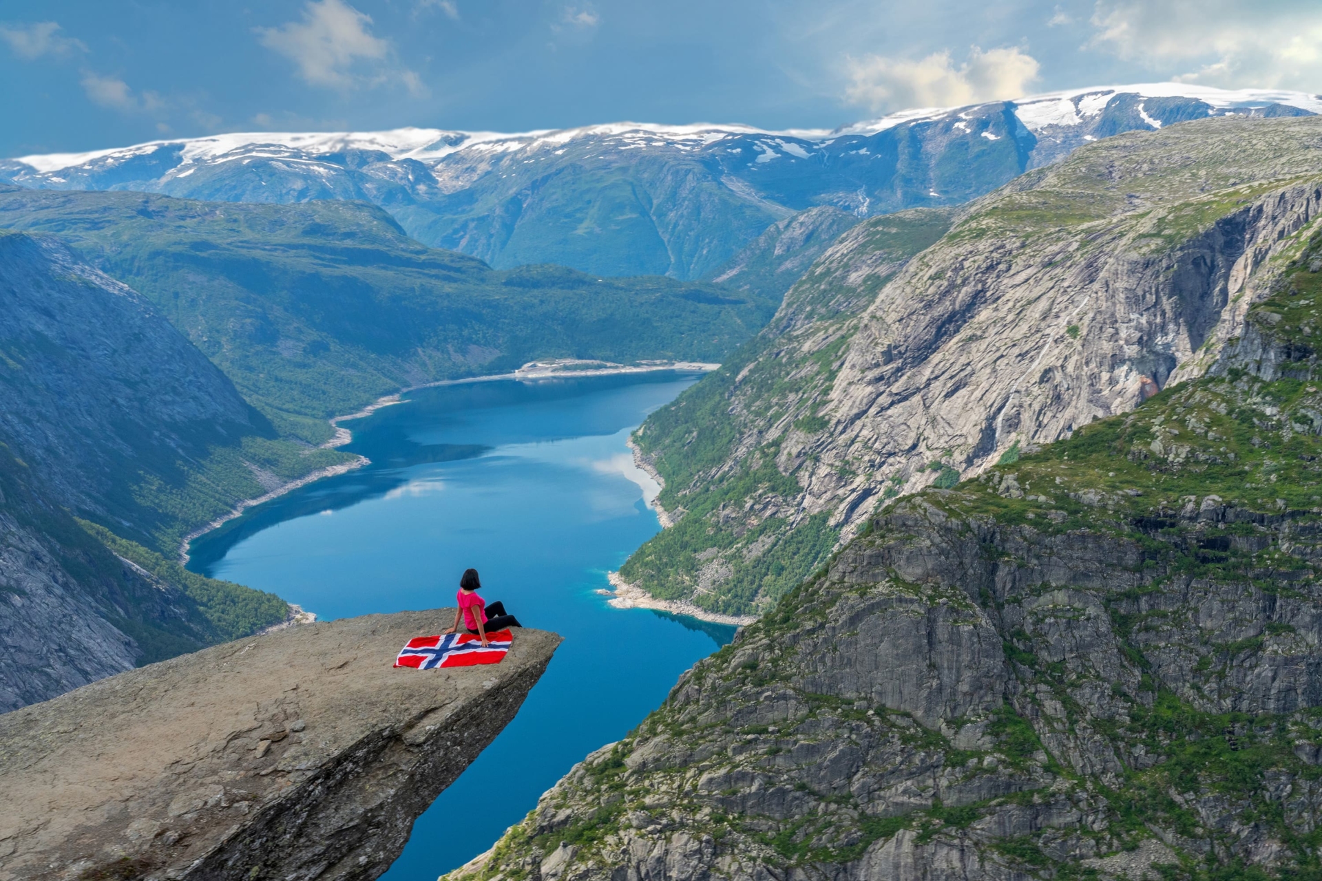 Femme posant sur le point de vue de Trolltunga rock