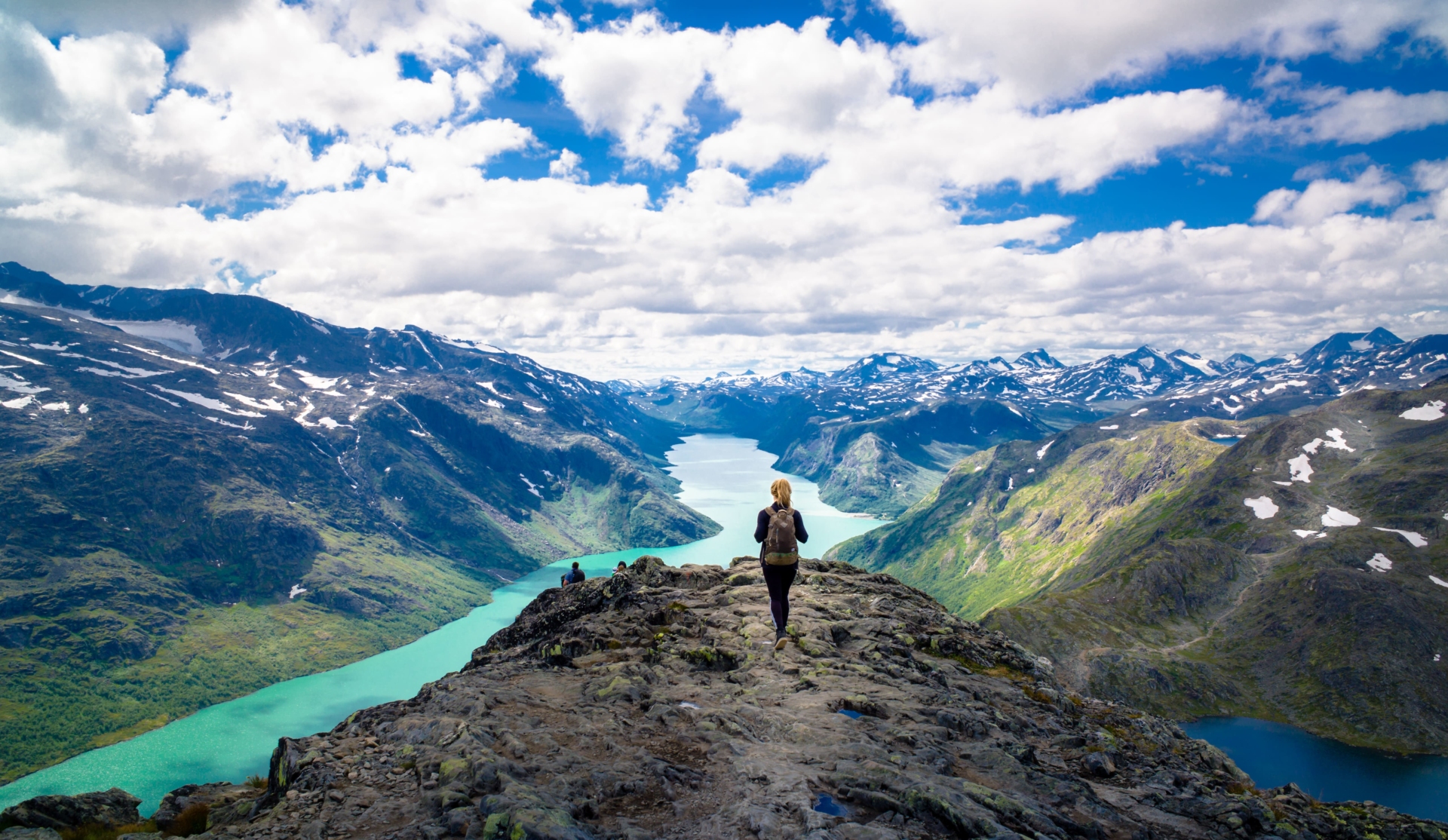 Femme randonnant dans les fjords en Norvège