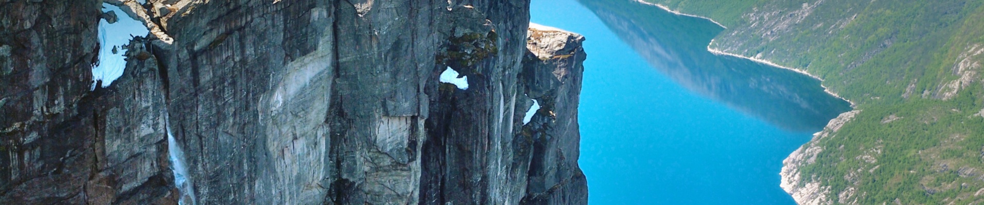 Vue vertigineuse des falaises d'un fjord norvégien