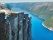 Vue vertigineuse des falaises d'un fjord norvégien
