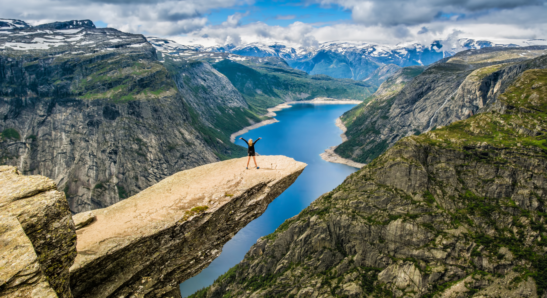 Vue vertigineuse depuis Trolltunga en Norvège